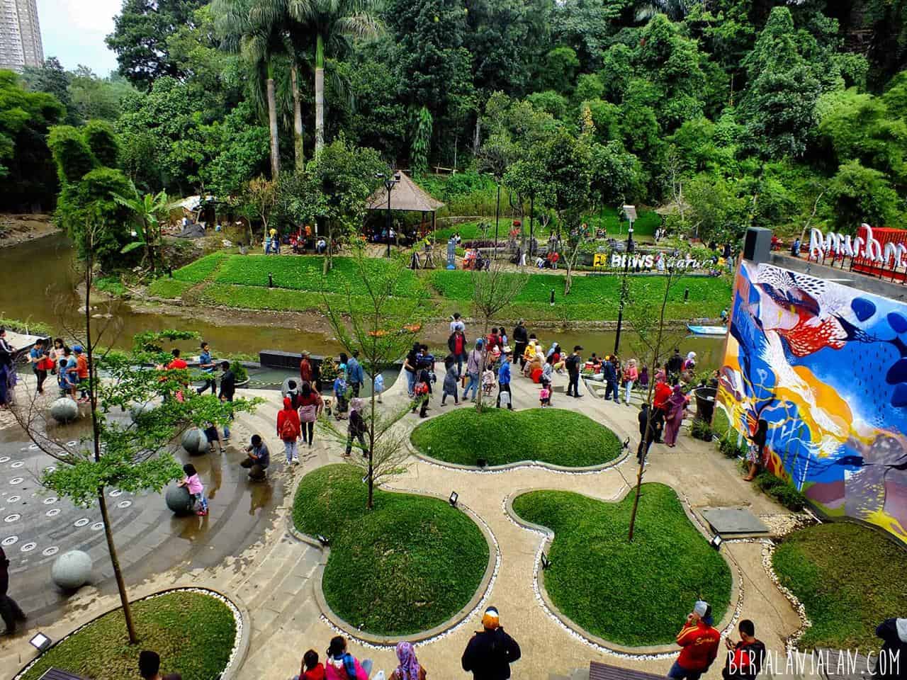 1. Alun-Alun Bandung, 2. Jalan Braga, 3. Lapangan Gasibu &amp; Gedung Sate, 4. Balai Kota Bandung, 5. Lapangan Tegalega, 6. Kiara Artha Park, 7. Peta Park, 8. Jalan Cibadak, 9. Caringin Tilu, 10. Jalan Dipatiukur, 11. Taman Makam Pahlawan Cikutra, 12. Taman Lansia, 13. Kawasan Lanud Husein, 14. GOR Saparua, 15. Teras Cikapundung dan Babakan Siliwangi