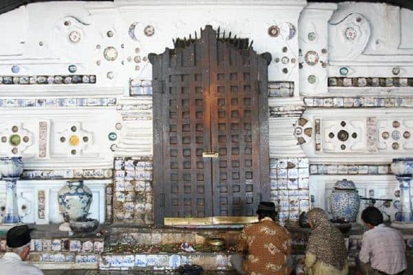 makam sunan gunung jati tujuan wisata saat bulan puasa, 1. Masjid dengan Arsitektur Unik, 2. Makam Tokoh Islam Terkenal, 3. Perpustakaan, 4. Museum, 5. Taman Kota, 6. Pasar Malam atau Bazaar, 7. Bioskop atau Taman Bermain, 8. Wisata Laut, 9. Wisata Pegunungan, 10. Luar Negeri