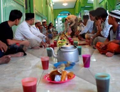 buka bersama, 1. Rencanakan Destinasi Wisata dengan Jelas, 2. Jangan Membawa Barang Terlalu Banyak, 3. Hindari Wisata Ekstrem yang Menguras Tenaga, 4. Sahur dengan Makanan yang Bergizi, 5. Tidak Melewatkan Ibadah Selama Berwisata, 6. Berwisata Sembari Mendengarkan Murottal atau Ceramah, 7. Lakukan Wisata Rohani, 8. Wisata Malam, Kenapa Tidak?, 9. Buka Puasa Bersama dengan Warga atau Komunitas Setempat, 10. Sempatkan Istirahat Saat Berwisata
