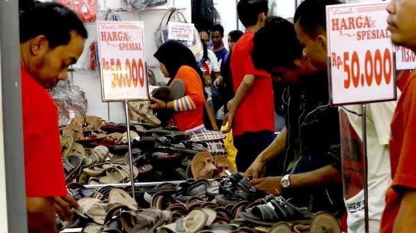 diskon prj, Bawa Uang Secukupnya, Pergi dengan Teman/Keluarga yang Hemat, Buat Daftar Belanja, Tak Perlu Malu untuk Window Shopping, Datang Saat Hari Biasa, Makan dari Rumah, Lebih Selektif dalam Memilih Barang, Bawa Minum dari Rumah, Jangan Ragu untuk Menawar, Datang Pada Waktu akan Tutup