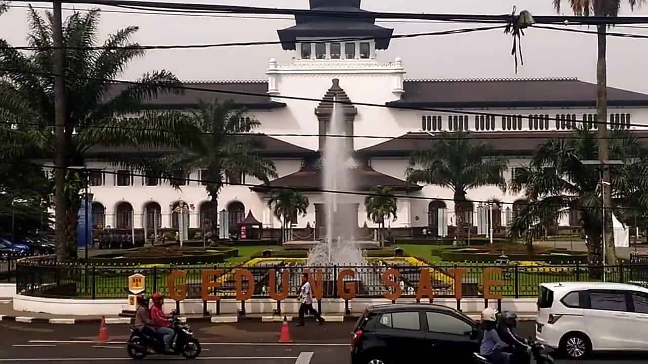 gedung sate, 1. Alun-Alun Bandung, 2. Jalan Braga, 3. Lapangan Gasibu &amp; Gedung Sate, 4. Balai Kota Bandung, 5. Lapangan Tegalega, 6. Kiara Artha Park, 7. Peta Park, 8. Jalan Cibadak, 9. Caringin Tilu, 10. Jalan Dipatiukur, 11. Taman Makam Pahlawan Cikutra, 12. Taman Lansia, 13. Kawasan Lanud Husein, 14. GOR Saparua, 15. Teras Cikapundung dan Babakan Siliwangi