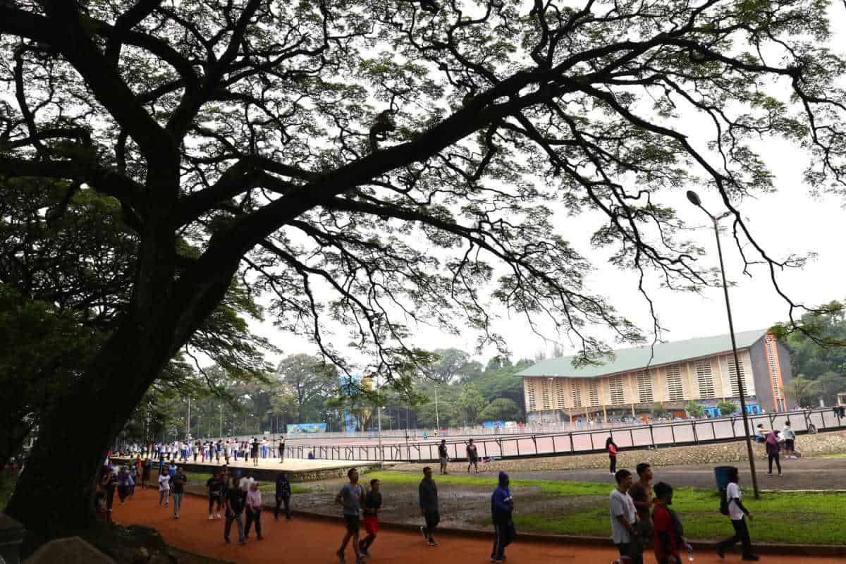tempat ngabuburit di bandung_GOR Saparua, 1. Lapangan Gasibu, 2. GOR Saparua, 3. Saraga (Sarana Olahraga Ganesha), 4. GOR Pajajaran, 5. Stadion UPI (Universitas Pendidikan Indonesia), 6. Kiara Artha Park, 7. Lapangan Tegalega, 8. Kawasan Kota Baru Parahyangan, 9. Stadion GBLA (Gelora Bandung Lautan Api), 10. Stadion Siliwangi, 11. Stadion Si Jalak Harupat
