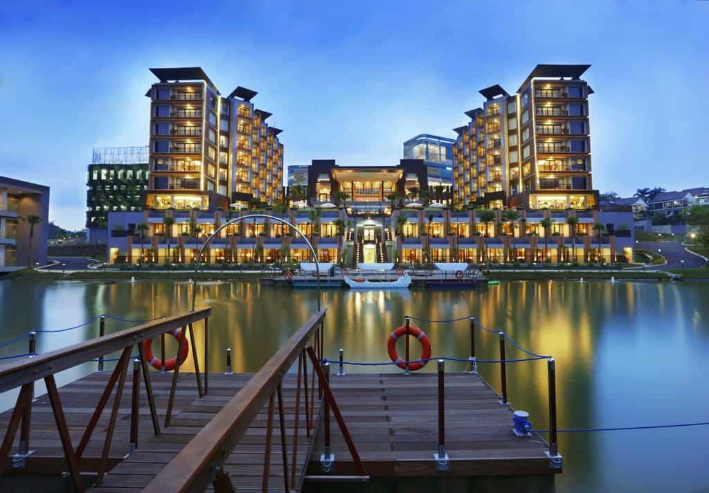Aston Sentul Lake Resort, 1. Hotel Novotel Bogor Golf Resort and Convention Center, 2. R Hotel Rancamaya, 3. Aston Sentul Lake Resort, 4. Jimmers Mountain Resort, 5. Novus Giri Resort & Spa, 6. Plataran Puncak Villa, 7. Puncak Pass Resort, 8. Citra Cikopo Hotel, 9. Royal Safari Garden Resort & Convention, 10. Royal Tulip Gunung Geulis Resort and Golf
