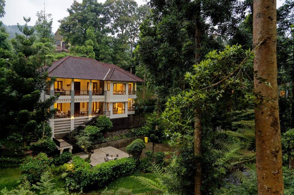 Plataran Puncak Villa, 1. Hotel Novotel Bogor Golf Resort and Convention Center, 2. R Hotel Rancamaya, 3. Aston Sentul Lake Resort, 4. Jimmers Mountain Resort, 5. Novus Giri Resort & Spa, 6. Plataran Puncak Villa, 7. Puncak Pass Resort, 8. Citra Cikopo Hotel, 9. Royal Safari Garden Resort & Convention, 10. Royal Tulip Gunung Geulis Resort and Golf