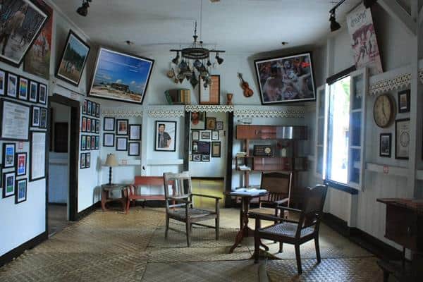Museum Kata Andrea Hirata tempat wisata di belitung, 1. Pantai Tanjung Tinggi, 2. Museum Kata Andrea Hirata, 3. Pantai Burung Mandi, 4. Gunung Menumbing, 5. Pantai Tanjung Kelayang, 6. Pantai Parai Tenggiri, 7. Pulau Memperak, 8. Pantai Punai, 9. Pulau Lengkuas, 10. Pulau Pasir