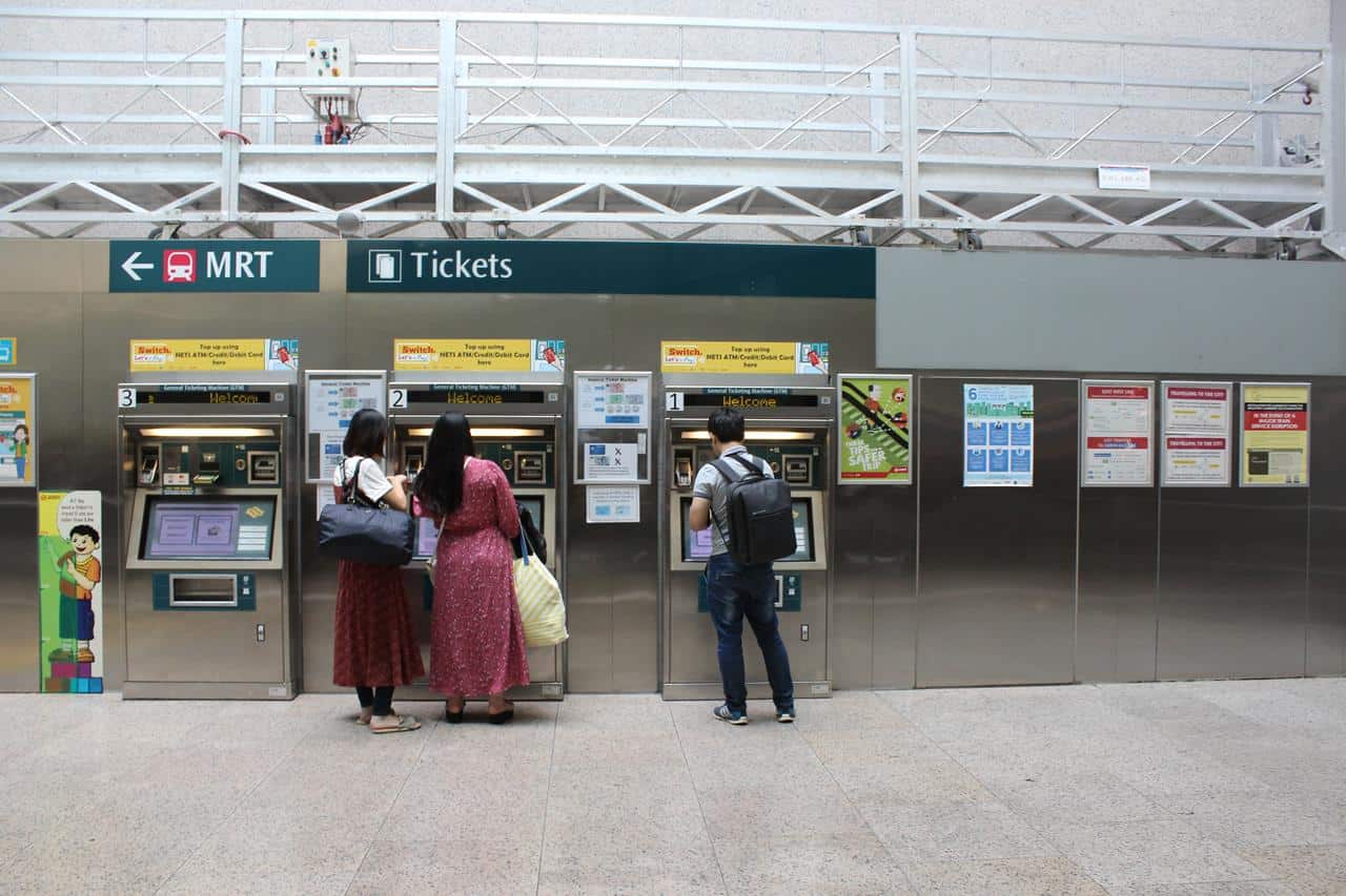 MRT Singapore, 1. Tiket Pesawat, 2. Penginapan, 3. Makan, 4. Transportasi, 5. SIM Card, 6. Tempat Wisata, 7. Belanja dan Oleh-Oleh, 8. Estimasi Biaya Liburan 3 hari di Singapura