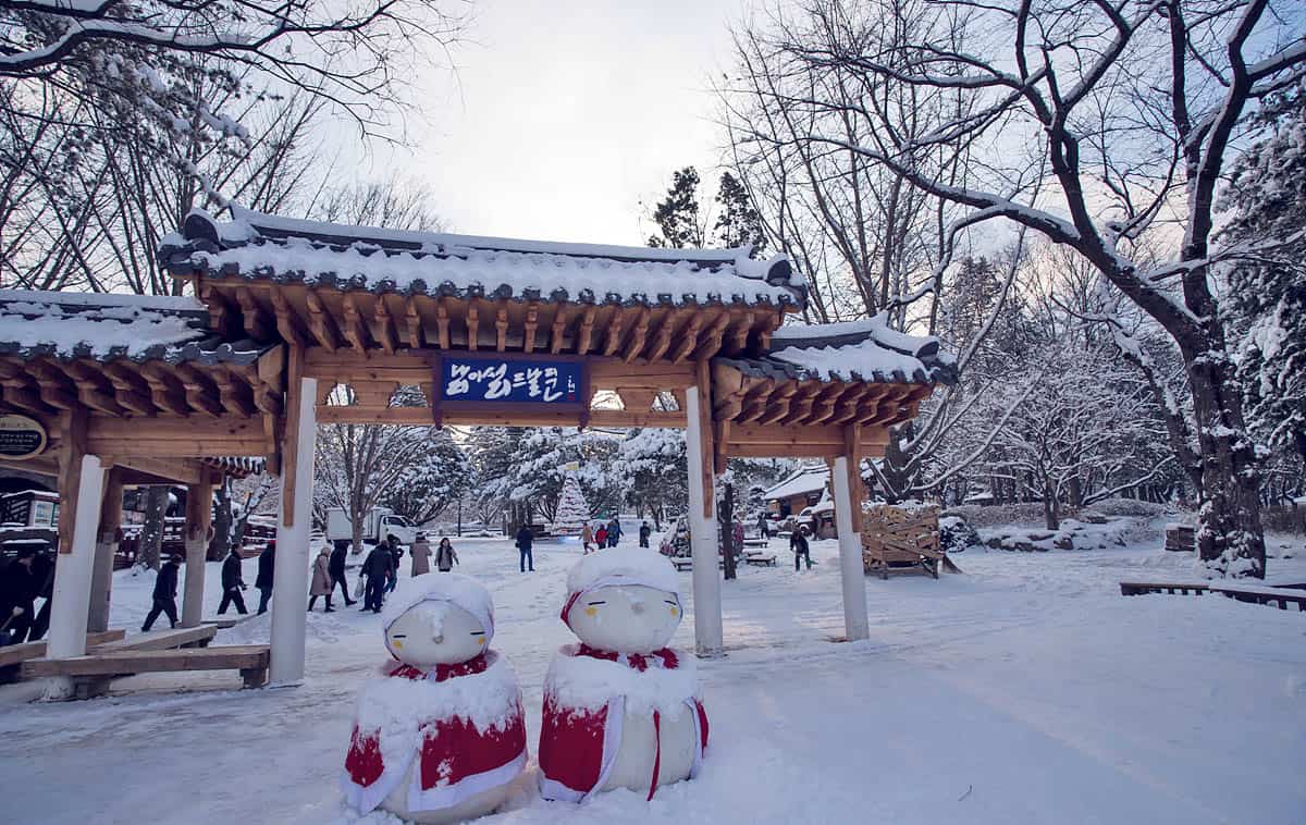 Nami-Island-Winter, 1. Nami Island, 2. Pulau Jeju, 3. Bomun Pavilion, 4. Istana Changdeok, 5. Istana Gyeongbok, 6. Bukchon Hanok Village, 7. Taman Nasional Bukhansan, 8. Olympic Park, 9. Haeundae Beach, 10. Stasiun Kyeong-Wha