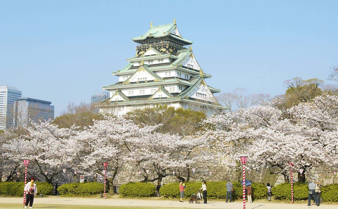 Osaka Castle, 1. Tokyo Skytree, 2. Tokyo Tower, 3. Osaka Castle, 4. Dotonbori, 5. Akuarium Churaumi Okinawa, 6. Yokohama Chūkagai, 7. Nara Park, 8. Himeji Castle, 9. Fushimi Inari Taisha, 10. Kinkaku-ji, 11. Nagoya Castle, 12. Shirakawa-go dan Gokayama, 13. Kenroku-en, 14. Genbaku Dome, 15. Otaru Canal