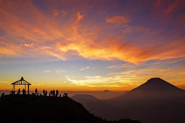 Bukit Sikunir, 1. Naik Kereta Api Kelas Ekonomi, 2. Mencari Penginapan Murah On The Spot, 3. Pilih Waktu yang Tepat untuk Berkunjung ke Dieng, 4. Jangan Lupa Membawa Baju Hangat, 5. Bertanya Sebelum Memesan Makanan, 6. Sewa Kendaraan di Dieng, 7. Kunjungi Tempat Wisata Terkenal di Dieng, 8. Membawa Perbekalan Pribadi dari Rumah, 9. Bawa Uang Tunai Secukupnya, 10. Berburu Oleh-Oleh dari Dieng