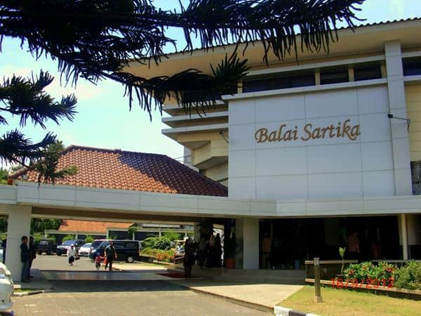 Balai Sartika, 1. Peta Park, 2. Bandung Convention Center, 3. Sudirman Grand Ballroom, 4. Graha Manggala Siliwangi, 5. Gedung Balai Sartika, 6. Bale Asri Pusdai, 7. Bumi Samami, 8. SESKOAD Grand Ballroom, 9. Mepro Hall, 10. Graha Batununggal Indah, 11. Istana Kana Kawaluyaan, 12. Graha Emerald, 13. Puri Suryalaya Wedding House, 14. Gedung Sopo Sulaksana, 15. Gedung Kologdam Bandung, 16. Istana Muara