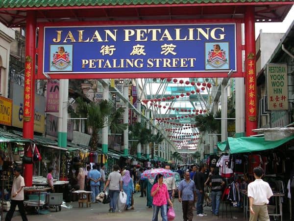 Chinatown Petaling Street, 1. Menara Kembar Petronas Malaysia, 2. Pusat Kota Kuala Lumpur (KLCC), 3. Aquaria KLCC, 4. Menara Kuala Lumpur, 5. Bukit Bintang Walkway, 6. Alor Street, 7. Batu Caves, 8. Chinatown Petaling Street, 9. Central Market, 10. Dataran Merdeka, 11. Berjaya Times Square Theme Park, 12. Lake Gardens, 13. Taman Burung Kuala Lumpur, 14. Kuala Lumpur Butterfly Park, 15. Museum Kesenian Islam Malaysia