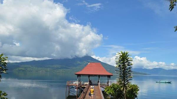 Danau Ranau, 1. Jembatan Ampera, 2. Sungai Musi, 3. Bukit Siguntang, 4. Pulau Kemaro, 5. Benteng Kuto Besak, 6. Air Terjun Lematang Indah, 7. Air Terjun Curup Maung, 8. Danau Ranau, 9. Hutan Wisata Punti Kayu, 10. Masjid Cheng Ho, 11. Gunung Dempo, 12. Museum Sultan Mahmud Badaruddin II, 13. Air Terjun Bidadari Lahat, 14. OPI Water Fun, 15. Kambang Iwak Family Park