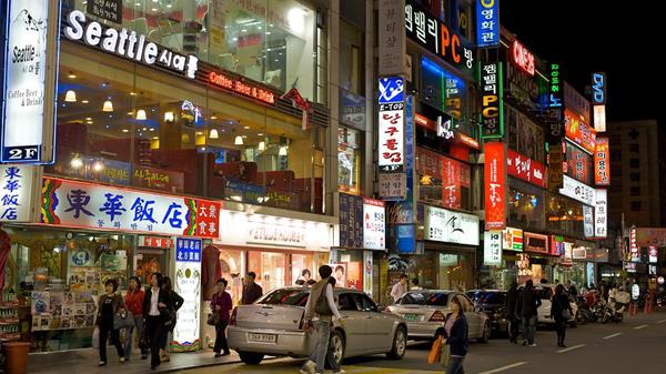 Dongdaemun, 1. Beli tiket pesawat jauh-jauh hari, 2. Pilih penginapan dengan harga yang murah, 3. Kunjungi tempat wisata yang gratis, 4. Jangan ragu untuk makan murah, 5. Pilih transportasi umum yang murah, 6. Membawa bekal dari rumah, 7. Pilih tempat belanja murah yang memberi banyak diskon, 8. Dapatkan souvenir gratis, 9. Berteman dengan orang Korea, 10. Jangan malu untuk jadi backpacker
