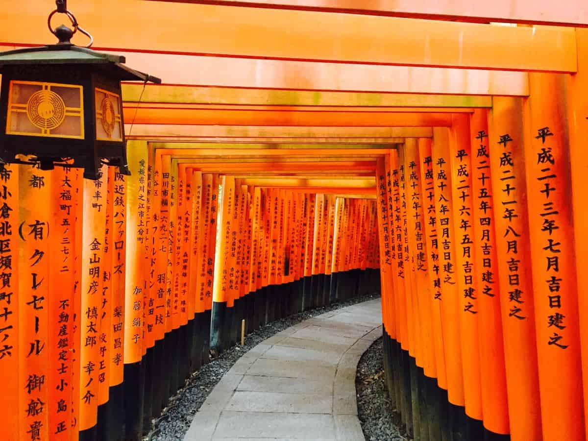 Fushimi Inari Taisha, 1. Tokyo Skytree, 2. Tokyo Tower, 3. Osaka Castle, 4. Dotonbori, 5. Akuarium Churaumi Okinawa, 6. Yokohama Chūkagai, 7. Nara Park, 8. Himeji Castle, 9. Fushimi Inari Taisha, 10. Kinkaku-ji, 11. Nagoya Castle, 12. Shirakawa-go dan Gokayama, 13. Kenroku-en, 14. Genbaku Dome, 15. Otaru Canal