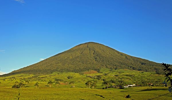 Gunung Dempo, 1. Jembatan Ampera, 2. Sungai Musi, 3. Bukit Siguntang, 4. Pulau Kemaro, 5. Benteng Kuto Besak, 6. Air Terjun Lematang Indah, 7. Air Terjun Curup Maung, 8. Danau Ranau, 9. Hutan Wisata Punti Kayu, 10. Masjid Cheng Ho, 11. Gunung Dempo, 12. Museum Sultan Mahmud Badaruddin II, 13. Air Terjun Bidadari Lahat, 14. OPI Water Fun, 15. Kambang Iwak Family Park