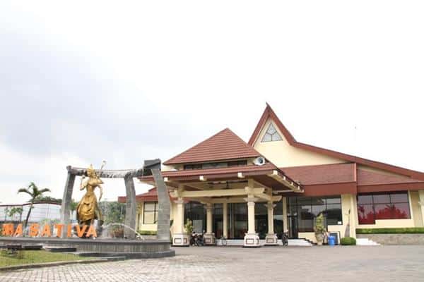 Gedung Graha Sativa, 1. Gedung Balai Prajurit Kartika, 2. Gedung Juang 45, 3. Balai Pemuda Surabaya, 4. Suara Surabaya Centre, 5. Gita Tamtama, 6. Graha ITS, 7. Gedung Graha Sativa, 8. Airlangga Convention Center Kampus C UNAIR, 9. Gedung Graha Adi, 10. Islamic Centre Surabaya