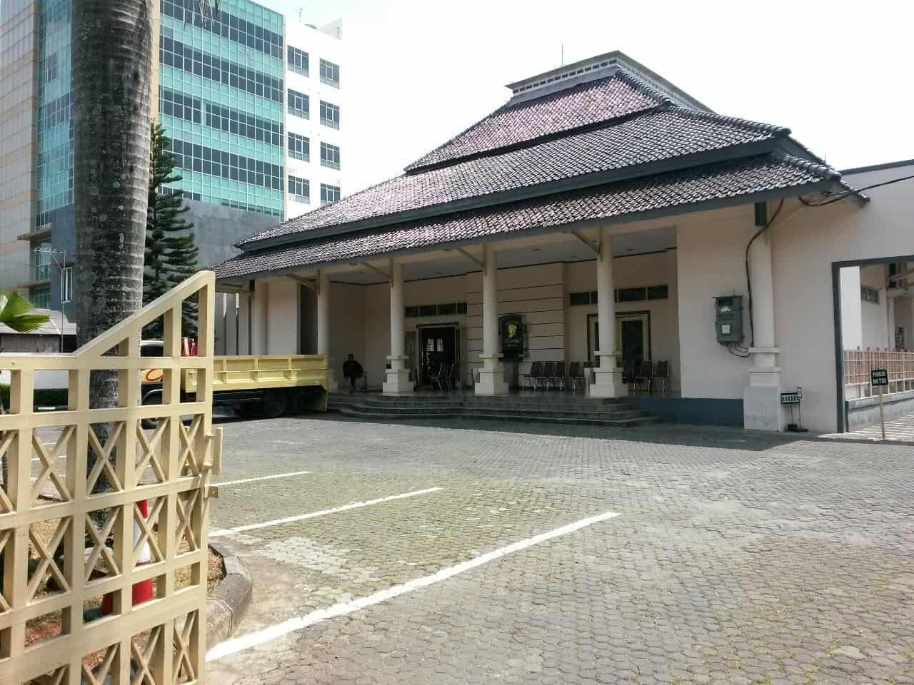 Gedung Sartika, 1. Gedung Mahkamah Konstitusi Bekasi, 2. Gedung Serba Guna Al-Muhajirien, 3. Graha Delima, 4. Mustikasari Convention Hall Bekasi, 5. Grand Galaxy Convention Hall, 6. Grand Metropolitan Bekasi Function, 7. Gedung Asrama Haji, 8. Gedung Sartika, 9. Gedung Pertemuan Prasetya, 10. Gedung Islamic Centre Bekasi, 11. Griya Wulan Sari