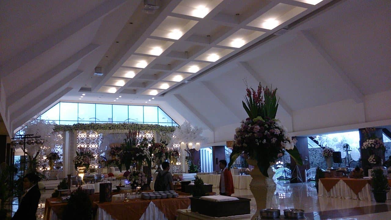 Graha Manggala Siliwangi, 1. Peta Park, 2. Bandung Convention Center, 3. Sudirman Grand Ballroom, 4. Graha Manggala Siliwangi, 5. Gedung Balai Sartika, 6. Bale Asri Pusdai, 7. Bumi Samami, 8. SESKOAD Grand Ballroom, 9. Mepro Hall, 10. Graha Batununggal Indah, 11. Istana Kana Kawaluyaan, 12. Graha Emerald, 13. Puri Suryalaya Wedding House, 14. Gedung Sopo Sulaksana, 15. Gedung Kologdam Bandung, 16. Istana Muara