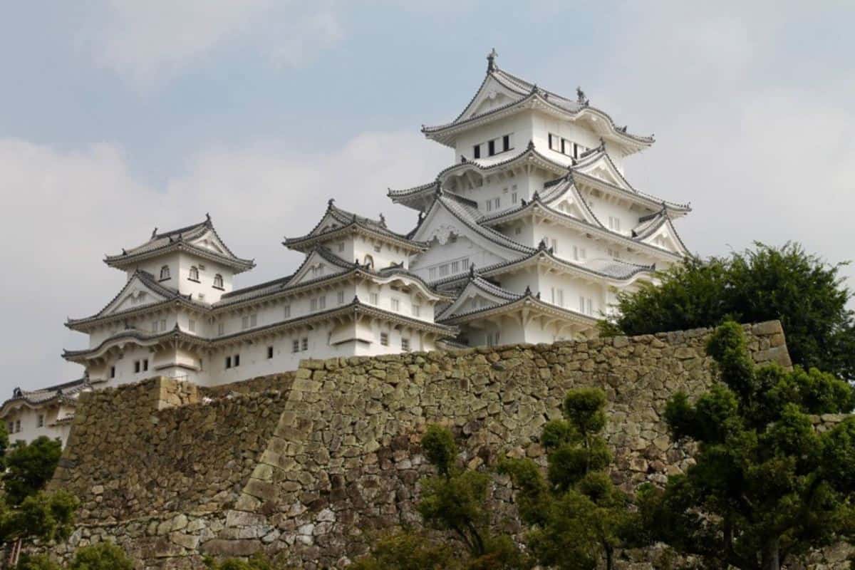 Himeji Castle, 1. Tokyo Skytree, 2. Tokyo Tower, 3. Osaka Castle, 4. Dotonbori, 5. Akuarium Churaumi Okinawa, 6. Yokohama Chūkagai, 7. Nara Park, 8. Himeji Castle, 9. Fushimi Inari Taisha, 10. Kinkaku-ji, 11. Nagoya Castle, 12. Shirakawa-go dan Gokayama, 13. Kenroku-en, 14. Genbaku Dome, 15. Otaru Canal