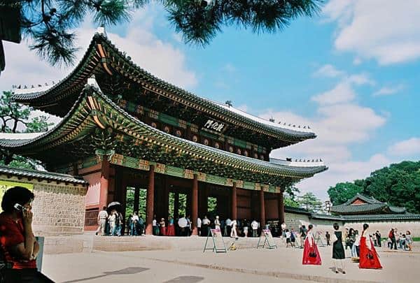 Istana Changdeok, 1. Nami Island, 2. Pulau Jeju, 3. Bomun Pavilion, 4. Istana Changdeok, 5. Istana Gyeongbok, 6. Bukchon Hanok Village, 7. Taman Nasional Bukhansan, 8. Olympic Park, 9. Haeundae Beach, 10. Stasiun Kyeong-Wha