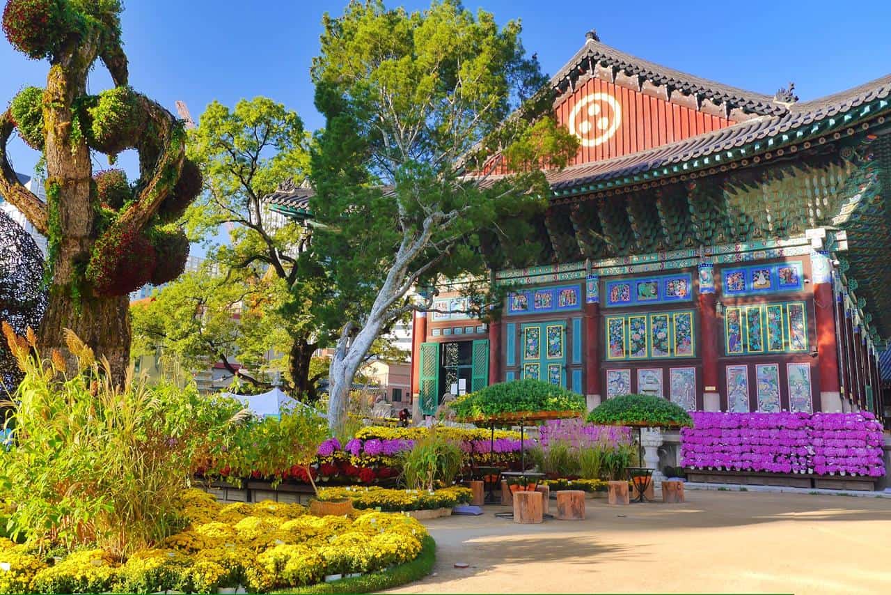 Jogyesa Temple, 1. N Seoul Tower, 2. Monumen Peringatan Perang Korea, 3. Han River, 4. Myeongdong, 5. Seoul Arts Center, 6. Kuil Bongeunsa, 7. Insadong, 8. Istana Changgyeong, 9. Lotte World, 10. Jogyesa Temple