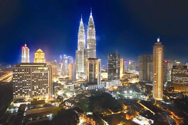 KLCC, 1. Menara Kembar Petronas Malaysia, 2. Pusat Kota Kuala Lumpur (KLCC), 3. Aquaria KLCC, 4. Menara Kuala Lumpur, 5. Bukit Bintang Walkway, 6. Alor Street, 7. Batu Caves, 8. Chinatown Petaling Street, 9. Central Market, 10. Dataran Merdeka, 11. Berjaya Times Square Theme Park, 12. Lake Gardens, 13. Taman Burung Kuala Lumpur, 14. Kuala Lumpur Butterfly Park, 15. Museum Kesenian Islam Malaysia