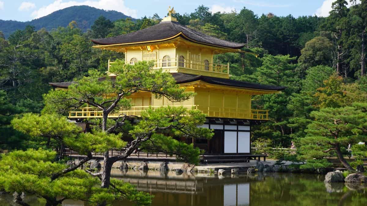 Kinkaku-ji, 1. Tokyo Skytree, 2. Tokyo Tower, 3. Osaka Castle, 4. Dotonbori, 5. Akuarium Churaumi Okinawa, 6. Yokohama Chūkagai, 7. Nara Park, 8. Himeji Castle, 9. Fushimi Inari Taisha, 10. Kinkaku-ji, 11. Nagoya Castle, 12. Shirakawa-go dan Gokayama, 13. Kenroku-en, 14. Genbaku Dome, 15. Otaru Canal