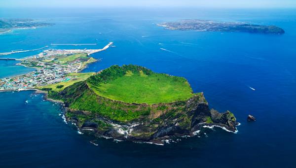 Pulau Jeju tempat wisata di korea selatan, 1. Nami Island, 2. Pulau Jeju, 3. Bomun Pavilion, 4. Istana Changdeok, 5. Istana Gyeongbok, 6. Bukchon Hanok Village, 7. Taman Nasional Bukhansan, 8. Olympic Park, 9. Haeundae Beach, 10. Stasiun Kyeong-Wha