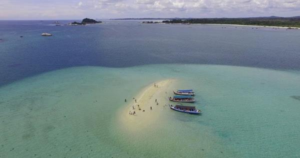 Pulau Pasir, 1. Pantai Tanjung Tinggi, 2. Museum Kata Andrea Hirata, 3. Pantai Burung Mandi, 4. Gunung Menumbing, 5. Pantai Tanjung Kelayang, 6. Pantai Parai Tenggiri, 7. Pulau Memperak, 8. Pantai Punai, 9. Pulau Lengkuas, 10. Pulau Pasir
