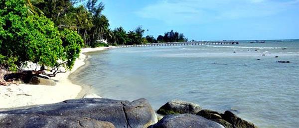 Pantai Punai, 1. Pantai Tanjung Tinggi, 2. Museum Kata Andrea Hirata, 3. Pantai Burung Mandi, 4. Gunung Menumbing, 5. Pantai Tanjung Kelayang, 6. Pantai Parai Tenggiri, 7. Pulau Memperak, 8. Pantai Punai, 9. Pulau Lengkuas, 10. Pulau Pasir