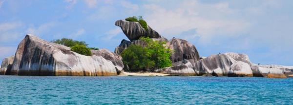 Pantai Tanjung Kalayang, 1. Pantai Tanjung Tinggi, 2. Museum Kata Andrea Hirata, 3. Pantai Burung Mandi, 4. Gunung Menumbing, 5. Pantai Tanjung Kelayang, 6. Pantai Parai Tenggiri, 7. Pulau Memperak, 8. Pantai Punai, 9. Pulau Lengkuas, 10. Pulau Pasir