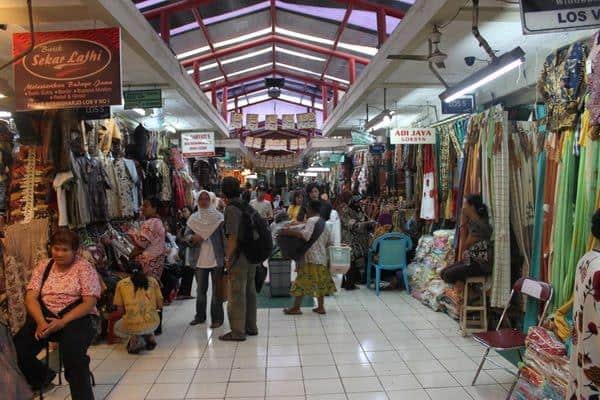 Pasar Beringharjo, 1. Pilih Transportasi Murah untuk Ke Jogja, 2. Booking Penginapan Murah Di Sekitar Malioboro, 3. Jangan Malas Jalan Kaki, 4. Cari Makanan yang Murah Meriah, 5. Siapkan GPS dan Pelajari Arah Mata Angin, 6. Sewa Alat Transportasi yang Efisien, 7. Kunjungi Tempat Wisata yang Gratis atau Ekonomis, 8. Belanja Oleh-Oleh yang Murah, 9. Jangan Lupa Menawar Di Malioboro, 10. Berbaur dengan Masyarakat Setempat