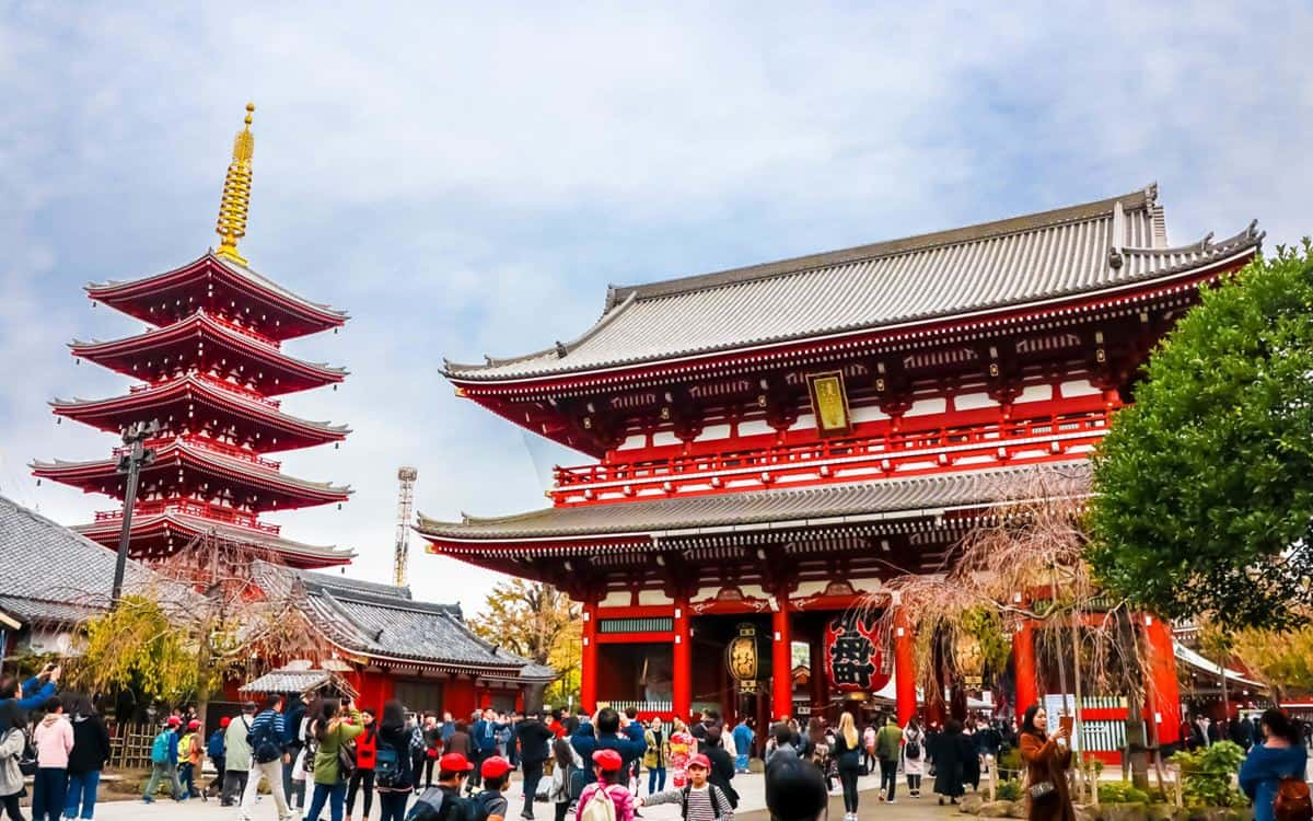 Sensoji, 1. Tokyo Tower, 2. Sensoji, 3. Shibuya Crossing, 4. Harajuku, 5. Meiji Jingu, 6. Tokyo Skytree, 7. Shinjuku Gyoen, 8. Tokyo Disneyland dan Disneysea, 9. Tsukiji Fish Market, 10. Roppongi, 11. Istana Kekaisaran Tokyo, 12. Ueno Zoo, 13. Odaiba, 14. Ameya-Yokochō, 15. Museum Ghibli