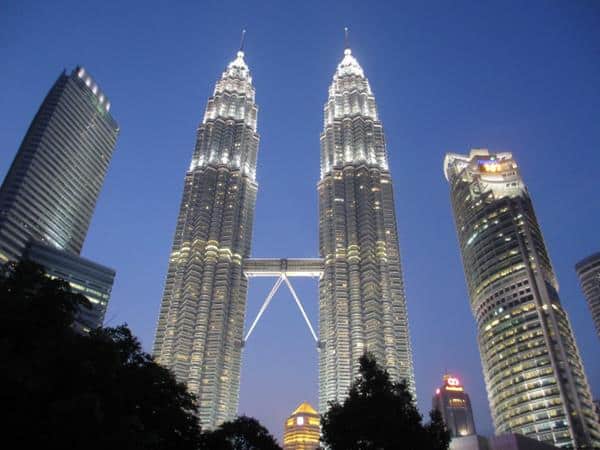menara petronas, 1. Beli Tiket Pesawat Promo untuk Ke Malaysia, 2. Berangkat Ke Malaysia dari Singapura, 3. Tak Perlu Ragu untuk Menjadi Solo Backpacker, 4. Tidak Berlibur Di Musim Liburan, 5. Pesan Penginapan Murah, 6. Kunjungi Tempat Wisata Gratis, 7. Jangan Lewat Tempat Wisata Terkenal, 8. Cari Kuliner Murah dan Lezat, 9. Bawa Uang dan Kartu Kredit, 10. Kunjungi Theme Park Terkenal Di Malaysia