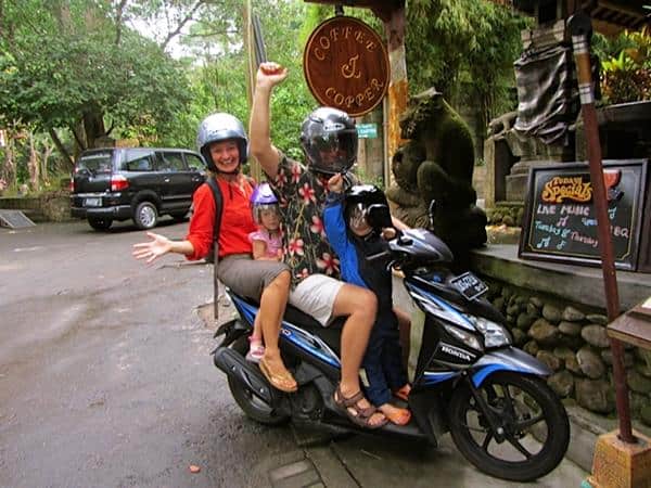 motor bali, 1. Pergi Hari Biasa, Bukan Weekend atau High Season, 2. Pilih Alat Transportasi yang Murah dan Efisien, 3. Jangan Lupa Membawa KTP, ATM, dan Kartu Kredit, 4. Cari Penginapan yang Murah, 5. Makan Enak Tak Harus Mahal, 6. Jangan Takut untuk Berpetualang, 7. Kunjungi Tempat Wisata yang Ekonomis, 8. Menyewa Sepeda Motor atau Mobil, 9. Belanja Di Tempat yang Murah, 10. Menumpang Di Rumah Kerabat