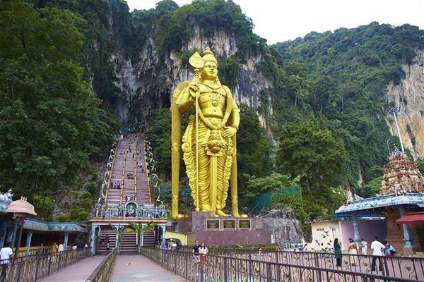 batu caves, 1. Menara Kembar Petronas Malaysia, 2. Pusat Kota Kuala Lumpur (KLCC), 3. Aquaria KLCC, 4. Menara Kuala Lumpur, 5. Bukit Bintang Walkway, 6. Alor Street, 7. Batu Caves, 8. Chinatown Petaling Street, 9. Central Market, 10. Dataran Merdeka, 11. Berjaya Times Square Theme Park, 12. Lake Gardens, 13. Taman Burung Kuala Lumpur, 14. Kuala Lumpur Butterfly Park, 15. Museum Kesenian Islam Malaysia
