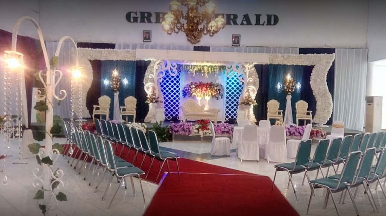 graha emerald, 1. Peta Park, 2. Bandung Convention Center, 3. Sudirman Grand Ballroom, 4. Graha Manggala Siliwangi, 5. Gedung Balai Sartika, 6. Bale Asri Pusdai, 7. Bumi Samami, 8. SESKOAD Grand Ballroom, 9. Mepro Hall, 10. Graha Batununggal Indah, 11. Istana Kana Kawaluyaan, 12. Graha Emerald, 13. Puri Suryalaya Wedding House, 14. Gedung Sopo Sulaksana, 15. Gedung Kologdam Bandung, 16. Istana Muara