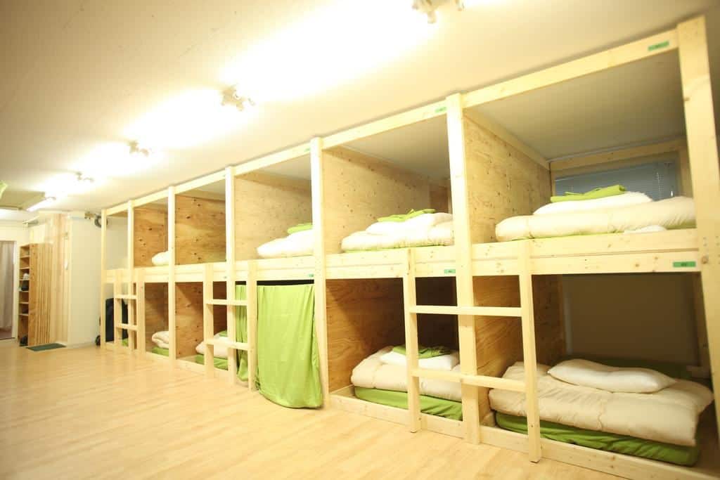 hostel tokyo, 1. Rajin Berburu Tiket Pesawat Murah, 2. Pilih Waktu Liburan di Low Season, 3. Pilih Penginapan yang Murah, 4. Buat Itenerary Sendiri, 5. Bawa Barang Secukupnya, 6. Jalan Kaki dan Naik Kereta, 7. Bawa Bekal Makanan, 8. Kunjungi Objek Wisata Gratis, 9. Beli Oleh-Oleh yang Murah, 10. Jaga Kesehatan Tubuh