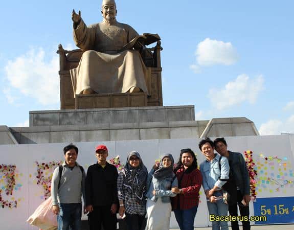 orang korea, 1. Beli tiket pesawat jauh-jauh hari, 2. Pilih penginapan dengan harga yang murah, 3. Kunjungi tempat wisata yang gratis, 4. Jangan ragu untuk makan murah, 5. Pilih transportasi umum yang murah, 6. Membawa bekal dari rumah, 7. Pilih tempat belanja murah yang memberi banyak diskon, 8. Dapatkan souvenir gratis, 9. Berteman dengan orang Korea, 10. Jangan malu untuk jadi backpacker
