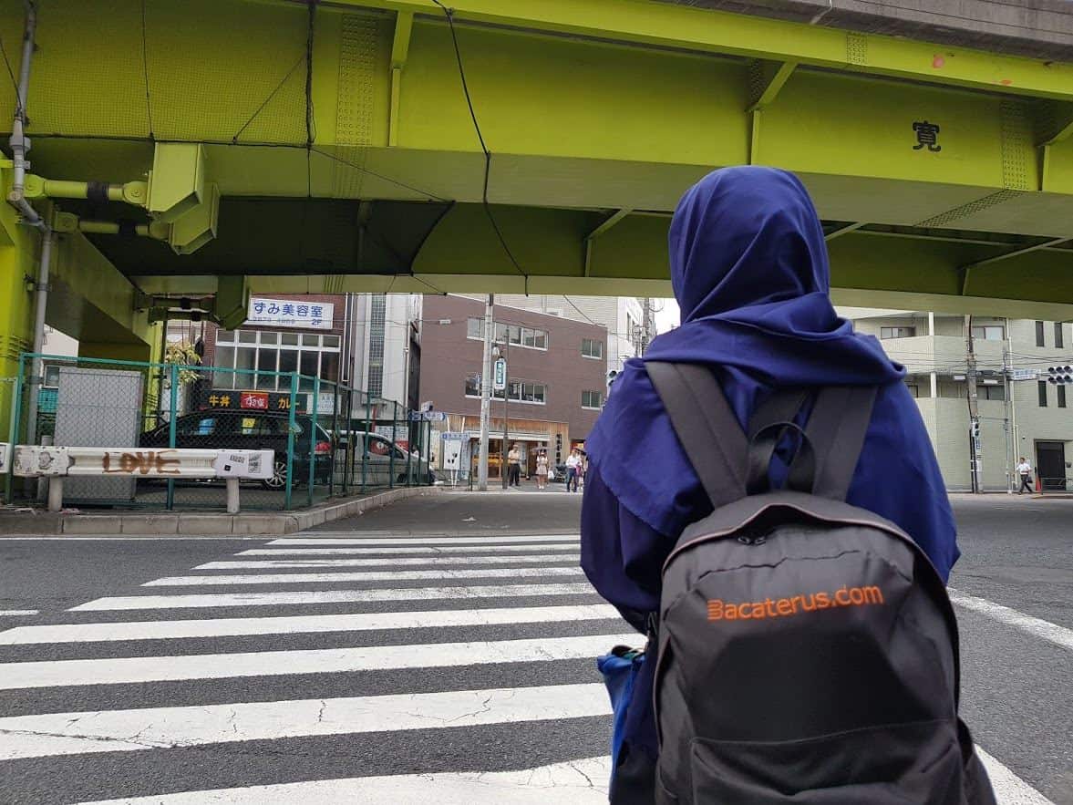 jalan kaki di jepang, 1. Rajin Berburu Tiket Pesawat Murah, 2. Pilih Waktu Liburan di Low Season, 3. Pilih Penginapan yang Murah, 4. Buat Itenerary Sendiri, 5. Bawa Barang Secukupnya, 6. Jalan Kaki dan Naik Kereta, 7. Bawa Bekal Makanan, 8. Kunjungi Objek Wisata Gratis, 9. Beli Oleh-Oleh yang Murah, 10. Jaga Kesehatan Tubuh