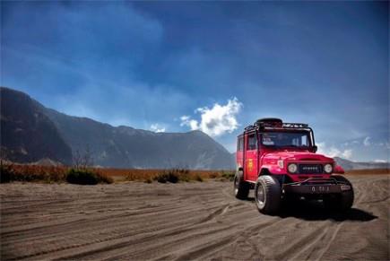 jeep bromo, 1. Pilih Transportasi Murah untuk Menuju Ke Bromo, 2. Tidak Bingung Saat Sampai Di Bromo, 3. Cari Penginapan Murah, 4. Pertimbangkan untuk Menyewa Jeep, 5. Tidak Perlu Khawatir Soal Makanan, 6. Jangan Ragu untuk Jalan Kaki, 7. Kunjungi Spot Menarik Di Gunung Bromo, 8. Bawa Baju Hangat dan Perlengkapannya, 9. Selalu Sedia Uang Tunai, 10. Bawa Perlengkapan Fotografi