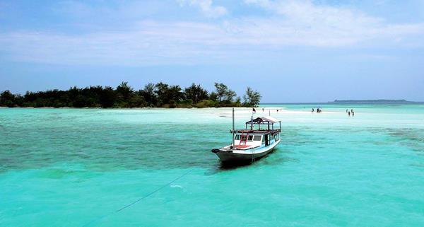 kapal karimunjawa, 1. Pilih Transportasi Termurah dari Tempat Anda, 2. Hindari Pergi Saat Musim Hujan, 3. Usahakan untuk Tidak Menjadi Solo Backpacker, 4. Pilih Homestay Sebagai Tempat Menginap, 5. Mencari Makanan yang Murah, 6. Bawa Uang Tunai Secukupnya, 7. Wajib Snorkeling di Karimunjawa, 8. Jangan Lewatkan Sunset di Pantai Ujung Gelam, 9. Trekking Santai di Hutan Mangrove, 10. Bawa Perlengkapan Pribadi