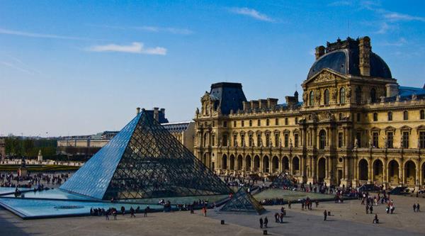 louvre museum, Dapatkan Tiket Murah untuk Ke Eropa, Mengurus Visa Schengen, Temukan Penginapan yang Murah, Gunakan Alat Transportasi Umum, Berburu Kuliner Kaki Lima, Kunjungi Landmark Negara yang Anda Datangi, Prioritaskan Wisata Budaya dan Sejarah, Gunakan GPS yang Akurat, Belanja Murah Saat Di Eropa, Berlibur Saat Musim Gugur