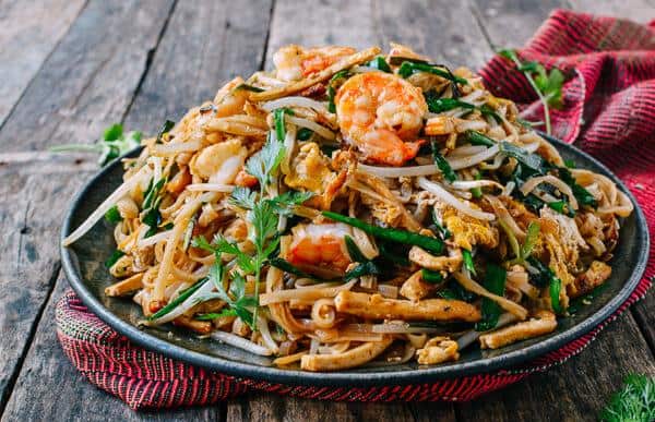 pad thai, 1. Hunting Tiket Pesawat Murah, 2. Pesan Penginapan yang Murah, 3. Belajar Bahasa Thailand Sedikit, 4. Jangan Ragu untuk Naik Transportasi Umum, 5. Bawa Pakaian Secukupnya, 6. Buat Itinerary Sendiri, 7. Tukarkan Rupiah Ke Baht Di Indonesia, 8. Cicipi Kuliner Khas Thailand Di Kaki Lima, 9. Kunjungi Tempat Wisata Murah dan Gratis, 10. Berburu Oleh-Oleh yang Ekonomis