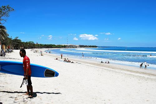 pantai kuta, Tiket Pesawat, Penginapan, Transportasi, Tempat Wisata, Belanja dan Oleh-Oleh