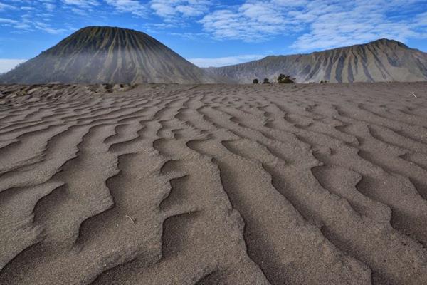 pasir berbisik, 1. Pilih Transportasi Murah untuk Menuju Ke Bromo, 2. Tidak Bingung Saat Sampai Di Bromo, 3. Cari Penginapan Murah, 4. Pertimbangkan untuk Menyewa Jeep, 5. Tidak Perlu Khawatir Soal Makanan, 6. Jangan Ragu untuk Jalan Kaki, 7. Kunjungi Spot Menarik Di Gunung Bromo, 8. Bawa Baju Hangat dan Perlengkapannya, 9. Selalu Sedia Uang Tunai, 10. Bawa Perlengkapan Fotografi