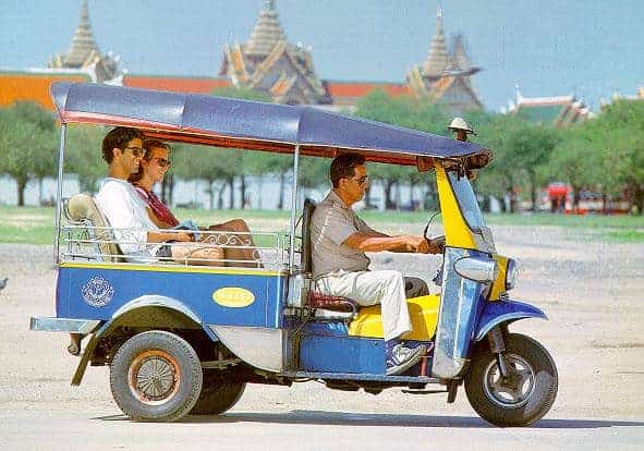 tuk tuk, 1. Hunting Tiket Pesawat Murah, 2. Pesan Penginapan yang Murah, 3. Belajar Bahasa Thailand Sedikit, 4. Jangan Ragu untuk Naik Transportasi Umum, 5. Bawa Pakaian Secukupnya, 6. Buat Itinerary Sendiri, 7. Tukarkan Rupiah Ke Baht Di Indonesia, 8. Cicipi Kuliner Khas Thailand Di Kaki Lima, 9. Kunjungi Tempat Wisata Murah dan Gratis, 10. Berburu Oleh-Oleh yang Ekonomis