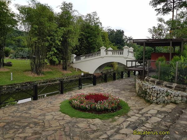 taman tasik perdana, 1. Menara Kembar Petronas Malaysia, 2. Pusat Kota Kuala Lumpur (KLCC), 3. Aquaria KLCC, 4. Menara Kuala Lumpur, 5. Bukit Bintang Walkway, 6. Alor Street, 7. Batu Caves, 8. Chinatown Petaling Street, 9. Central Market, 10. Dataran Merdeka, 11. Berjaya Times Square Theme Park, 12. Lake Gardens, 13. Taman Burung Kuala Lumpur, 14. Kuala Lumpur Butterfly Park, 15. Museum Kesenian Islam Malaysia
