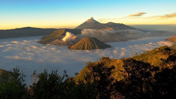 tips backpacker ke bromo, 1. Pilih Transportasi Murah untuk Menuju Ke Bromo, 2. Tidak Bingung Saat Sampai Di Bromo, 3. Cari Penginapan Murah, 4. Pertimbangkan untuk Menyewa Jeep, 5. Tidak Perlu Khawatir Soal Makanan, 6. Jangan Ragu untuk Jalan Kaki, 7. Kunjungi Spot Menarik Di Gunung Bromo, 8. Bawa Baju Hangat dan Perlengkapannya, 9. Selalu Sedia Uang Tunai, 10. Bawa Perlengkapan Fotografi