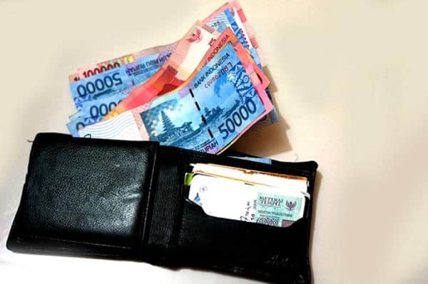 uang rupiah, 1. Naik Kereta Api Kelas Ekonomi, 2. Mencari Penginapan Murah On The Spot, 3. Pilih Waktu yang Tepat untuk Berkunjung ke Dieng, 4. Jangan Lupa Membawa Baju Hangat, 5. Bertanya Sebelum Memesan Makanan, 6. Sewa Kendaraan di Dieng, 7. Kunjungi Tempat Wisata Terkenal di Dieng, 8. Membawa Perbekalan Pribadi dari Rumah, 9. Bawa Uang Tunai Secukupnya, 10. Berburu Oleh-Oleh dari Dieng